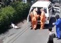 Tak Peduli Larangan Mudik, Wanita Ini Ngotot Tak Mau Dibawa ke Puskesmas hingga Tergeletak di Pinggir Jalan