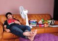 Tidur Menghadap Kipas Bisa Sebabkan Paru-Paru Basah? Ini Penjelasan Ahli