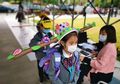 Cara Unik Para Pelajar di China Kembali ke Sekolah setelah Lockdown Akibat Covid-19, Harus Gunakan Topi Ini di Kepala Mereka untuk Tetap Mencegah Penyebaran Virus Corona, Bisa Ditiru Indonesia?