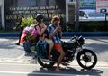 Tanpa Alas Kaki Kendarai Motor Berisi Sayur dan Berbagai Barang, Viral Keluarga Asal Rusia 'Terjebak' di Indonesia, Ngamen Bawa Bayi Demi Bisa Beli Makan di Tengah Pandemi