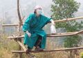 Demi Obati Pasien yang Demam di Tengah Pandemi, Seorang Dokter Rela Mendaki Gunung dengan Medan Menantang, Begini Kisah Heroiknya