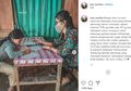 Demi Murid-muridnya, Guru SD Ini Rela Ngajar Door to Door ke Rumah Murid di Tengah Pandemi Covid-19, 'Tak Semua Orang Punya Smartphone'