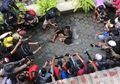 Miris! Histeris Usai Kehilangan Sang Idola, Penggemar Didi Kempot Ini Malah Jadi Tontonan Warga