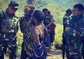 Selalu Bersitegang, Keluarga Anggota KKB Papua ini Justru Serahkan Senjatanya Kepada TNI dengan Sukarela, Kebaikan dan Bantuan TNI Tiada Henti yang Buatnya Sadar