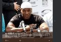 Video Mike Tyson Salat Berjamah Tuai Polemik, Netizen Soroti Pakaian