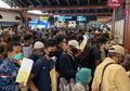 Viral Foto Kerumunan Penumpang di Bandara Soetta, Physical Distancing Dilanggar Lagi, Warganet: PSBB Mending Dicabut Aja Deh!
