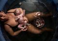 Karena Rumah Sakit Penuh Pasien COVID-19, Ia Pilih Melahirkan di Rumah