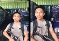 Viral 'Pacarmu Ganteng, Kaya, Bisa Gini Nggak?', Anggota Polisi yang Pamer Kokang Senjata Ini Sekarang Nasibnya di Ujung Tanduk, Propam Polda Metro Jaya Turun Tangan Lakukan Pemeriksaan
