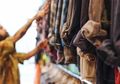 Bak Ketiban Durian Runtuh, Pria Ini Mendadak Tajir Tanpa Harus Bekerja Usai Alami Insiden yang Bikin Geleng Kepala Saat Beli Baju di Pasar Loak