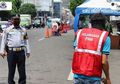 Belum Didenda atau Apalagi Ditembak Mati Seperti di Korea Utara, Pengendara yang Melanggar PSBB di Jakarta Dihukum Nyapu Jalanan