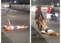 Tiba-tiba Saja Diturunkan dari Mobil, Cewek Berpakaian Minim ini Langsung Berguling-guling Di Jalanan Sambil Meracau, Akhirnya Terpaksa DIseret Pedangan Sekitar Ke Pinggir Jalan, Begini Videonya...