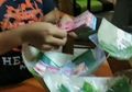 Terinspirasi dari YouTube, Pasutri Asal Pasuruan Naik Alphard Bagikan Nasi Bungkus pada Warga Miskin, Isinya Ternyata Uang Jutaan Rupiah