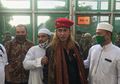 Baret Merah Berbintang Lima Ada di Kepala, Begini Penampakan Habib Bahar Saat Melenggang Bebas dari Penjara, Pengacara: Diiringi Tangis Para Napi