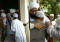 Viral Anggota Polisi Tertangkap Kamera Rapikan Sandal Seorang Ulama, Akhlaknya Dipuji Saat Hendak Cium Kaki Sang Kiai, Si Aparat Penegak Hukum Justru Diperlakukan Begini