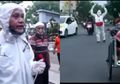 Gunakan APD Lengkap, Pria Ini Lakukan Aksi Protes Tunggal di Tengah Jalan, Henry: Kalian Mau Keluar? Terserah!