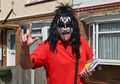 Fans KISS Sejati, Tukang Pos Ini Dandan Ala Gene Simmons Tiap Pergi Kerja