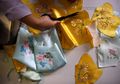 Masker Sutra dengan Simbol Keberuntungan Karya Desainer Tiongkok