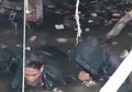 Kepergok Aparat Lagi Pesta Miras dan Berjudi, Komplotan Pemuda Ini Dibuat Basah Kuyub Tengah Malam oleh Anggota TNI, Direndam di Kolam Sampah yang Baunya Nggak Karuan