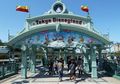 Tokyo Disneyland Buka Lagi Paska Corona, Dilarang Pelukan dan Teriak di Rollercoaster