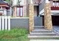 Fasad Cantik Penyambut Tamu, Paduan Batu, Kayu, dan Metal yang Unik
