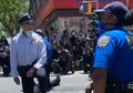 Berlutut Bareng Demonstran, Polisi Beri Dukungan untuk Protes Kematian George Floyd