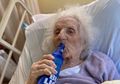 Rayakan Kesembuhan dari Virus Corona, Nenek 103 Tahun Ini Langsung Minum Bir, Sempat Ucap Salam Perpisahan hingga Akhirnya Sukses Kalahkan Covid-19