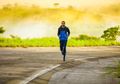 Bahaya Olahraga Lari Pakai Jaket, Ternyata Bisa Bikin Orang Terkena Heat Stroke