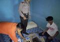 Lolos dari Razia Polisi, Rupanya Pedagang Miras Ini Punya 'Trik Rahasia' di Bawah Tempat Tidurnya