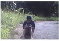Demi Bisa Belajar Online, Pelajar Ini Rela Naik ke Atas Bukit dan Panas-panasan di Pinggir Jalan
