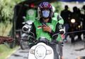 Seharian di Jalanan, Pengemudi Ojek Online Dapat Bantuan Untuk Penuhi Kebutuhan Keluarga