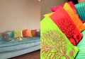 Ruang Baca Mungil dengan Paduan Warna Kontras, Cerah Tak Monoton