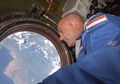 Kesulitan Pencet Nomor, Astronot Ini Nggak Sengaja Telepon 911 Saat di Luar Angkasa. Ternyata Nyambung!