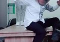 Kebelet Viral Malah Jadi Kontroversi, Pejabat Bondowoso Suguhkan Tarian Ular di Atas Meja Bareng Teman Perempuannya Saat Main Tik Tok, Pelaku Ngaku Khilaf