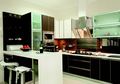 Dapur Putih-Cokelat yang Memikat dengan Lemari Penyimpan Botol Anggur