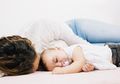 Moms dan Dads Lelah Bekerja dan Kehabisan Ide #FamilyQuality yang Seru? Tidur Siang Bareng Si Kecil Bisa Jadi Pilihan di Akhir Pekan