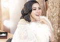 Foto Bareng Tanpa Pakai Masker Wajah, Tampilan Seksi Syahrini Pakai Busana Serba Putih Justru Jadi Sorotan!