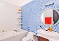 Mosaik Biru dan Huruf Akrobatik untuk Gaya Atraktif di Kamar Mandi