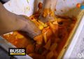 Waspadalah! Pedagang Ini Bikin Saus Sambal Pakai Pepaya Busuk yang Diinjak Kaki, Kenali Ciri-ciri Saus Palsu Seperti Berikut