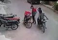 Tak Tega Melihat Korbannya Menangis, Dua Perampok Baik Hati ini pun Kembalikan Barang Jarahannya dan Memeluk Korban untuk Menghiburnya