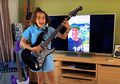 Gokil! Tom Morello Hadiahkan Gitar Signature-nya ke Gadis 10 Tahun Yang Bikin Cover Viral Lagu RATM