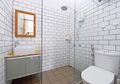Ruang Terbatas Tak Jadi Masalah, Intip Desain Kamar Mandi Terbaik 2020