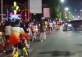 Viral Video Detik-detik Rombongan Sepeda Nekat Terobos Lampu Merah Hingga Akhirnya Ganggu Pengguna Jalan Lain, Netizen: Tolong Lah yang Tertib, Jangan Nerobos!