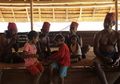 Kain Berang yang Mengikat di Kepala, Tanda Kedewasaan Suku Huaulu
