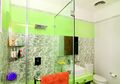 Hijau Penghalau Lelah di Kamar Mandi Mungil, Trik Atasi Ruang Tinggi