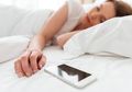 6 Masalah Kesehatan yang Dipicu Dari Kebiasaan Tidur Berdekatan Dengan Ponsel, Dari Gangguan Haid Sampai Kualitas Sperma Turun