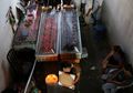 Lakukan Ritual 'Pernikahan Mayat' Untuk Menolak Bala, Warga Desa Ini Syok Ketakutan Ketika Salah Satu Mayat Justru Hidup dan Membuka Peti Mati