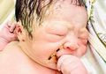 Kejadian Unik, Alat KB Milik Sang Ibu Dipegang Bayi Saat Lahir