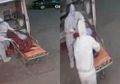 Dua Orang Berpakaian APD Keluarkan Jenazah Pasien Covid-19 dari Mobil Ambulans Kemudian Membuangnya di Trotoar Jalan, Aksi yang Diduga Petugas Medis Itu Terekam CCTV