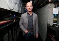 Tuan Jeff Bezos, Orang Super Kaya di Dunia Pakai Sepatu Rp 900 Ribuan, Intip Juga Jam Tangannya, Guys!