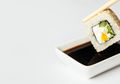 Jadi Sejoli Makan Sushi, Kecap Asin Ternyata Punya Bahaya Serius jika Dikonsumsi Berlebihan!